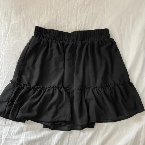 Svart kjol - Jättesöt kjol i bra skick! Lägger ut igen så att det blir gratis frakt!💞