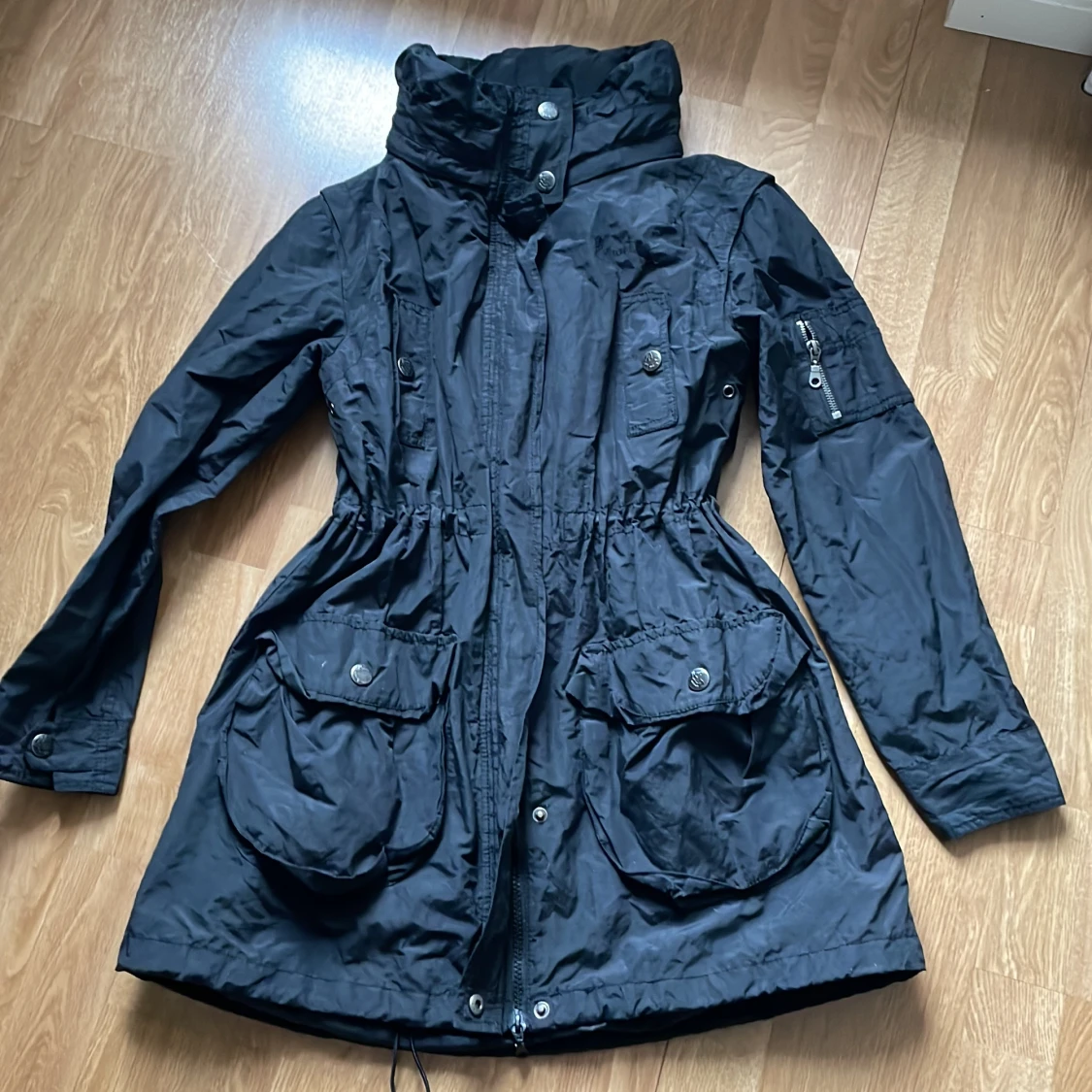 Jacka med hög krage och luva stl 152