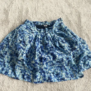 Kjol - Puffig blommig kjol