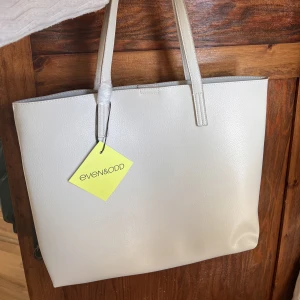 Väska - En stor väska off-white helt oanvänd (prislapp kvar) 🤟