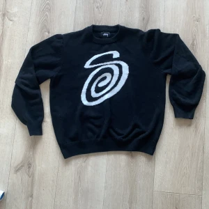 Stussy knitwear  - Säljer då jag inte passar den längre. Ny pris runt 1400 mitt pris är 800 Skick 9/10  Passar både M och om man vill ha baggy så funkar det till L Självklart så kan man fråga om fler bilder. Tar emot byten men föredrar pengar istället. 