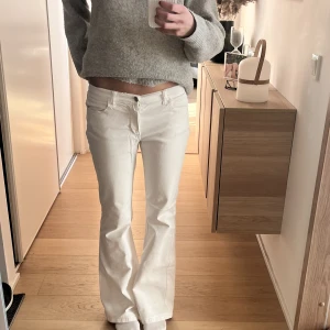 Vita Jeans - Snygga lågmidjade jeans storlek 29 (36-38)! Köparen står för frakten!