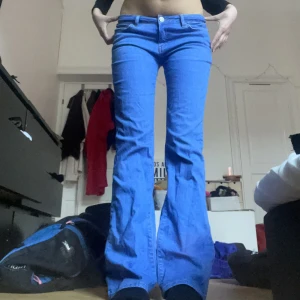 Blå lågmidjade jeans - Basic blå lågmidjade jeans  Midjemått: 36cm Innerbenslängd: 79cm 