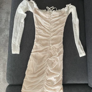 Rushed klännig - Har haft på mig den 3-5 gånger är fortfarande i riktigt bra skick. Den är ganska stretchig men passar bara till xs 