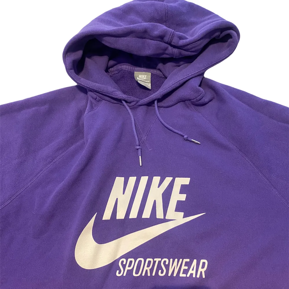 Vintage Nikehoodie Supersnygg!!   Litet hål i armen (se tredje bilden) annars toppen skick😊. Hoodies.