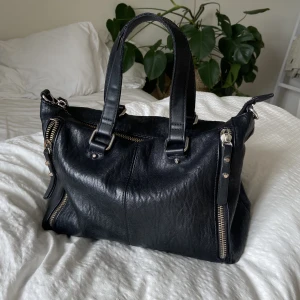 Handväska - Säljer denna fina handväska eftersom den tyvärr inte kommer till användning💕