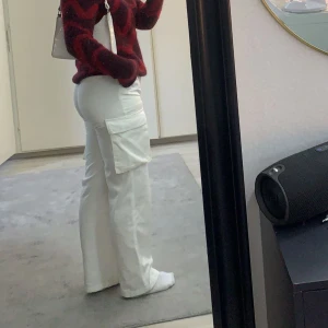 Vita cargobyxor - Vita cargobyxor från Gina Tricot i stl Xs, använda fåtal gånger, är i väldig bra skick