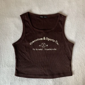 Tank top - Croppad tanktop🤎 Använd fåtal gånger men som ny