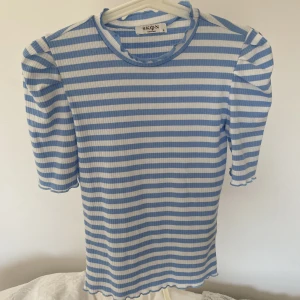 Randig topp med ärmdetaljer - Testad en gång💙 så i princip ny💙säljer då den aldrig kommit till användning💙 tröjan är från märket skon Copenhagen 