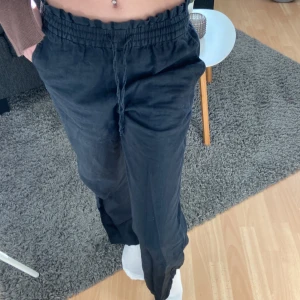 Svarta linnebyxor  - Svarta linnebyxor ifrån Cubus i strl Xs. Inte så mycket använda. Om fler är intresserade så buda gärna❤️