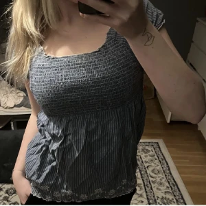 Topp - Säljer denna gulliga toppen som inte har kommit till användning som har lite broderi nere vid tröjan💞