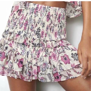 Kjol zara - Jättefin och populär kjol från zara. Kjolen är slutsåld på zara, köpte förra året❤️buda!!