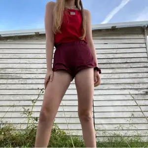 Röda shorts 