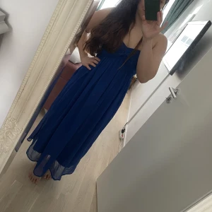 Vacker långklänning perfekt till bal  - Säljer min marinblå långklänning. Fortfarande mycket fint skick! Perfekt längd för någon som är 157-160 cm.   Har använt den själv till diverse vårbaler under universitetstiden. Säljer på grund av att storleken nu är lite för liten för mig. 