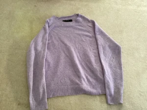 Lila tröja - Stickad lila tröja som jag säljer för att den aldrig kommit till användning,kontakta mig privat för fler bilder❤️