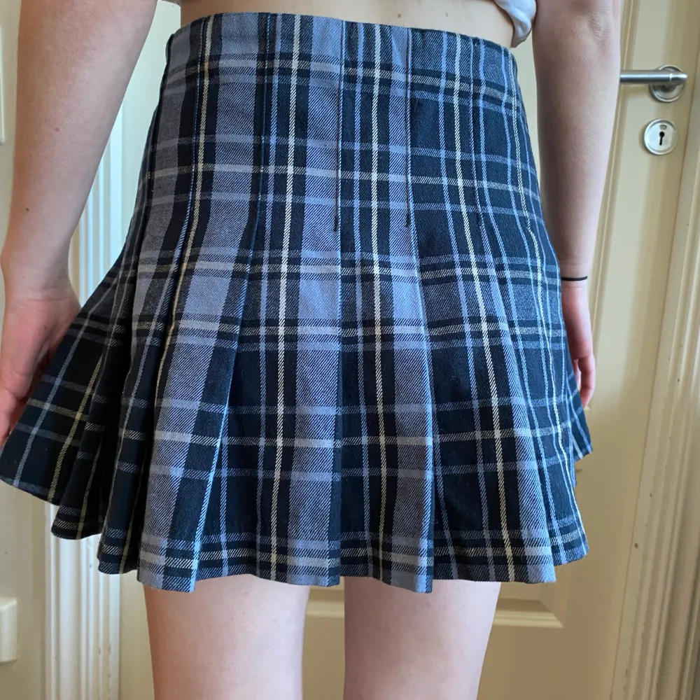 Blå mönstrad kjol från Weekday i storlek 36. Använd fåtal gånger, nyskick. Kjolar.