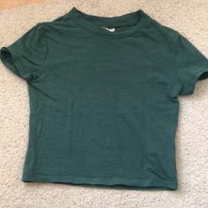 Grön T-shirt från H&m, använd men i bra skick 