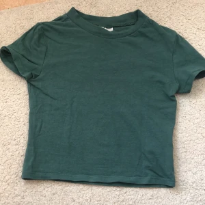 T-shirt  - Grön T-shirt från H&m, använd men i bra skick 