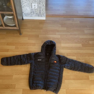 Ellesse jacka - Bra vårjacka som jag säljer på grund av att den inte kommit till användning 