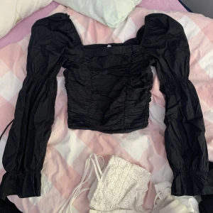 H&m - För liten på mig i strl 34 jätte fint till blå jeans 