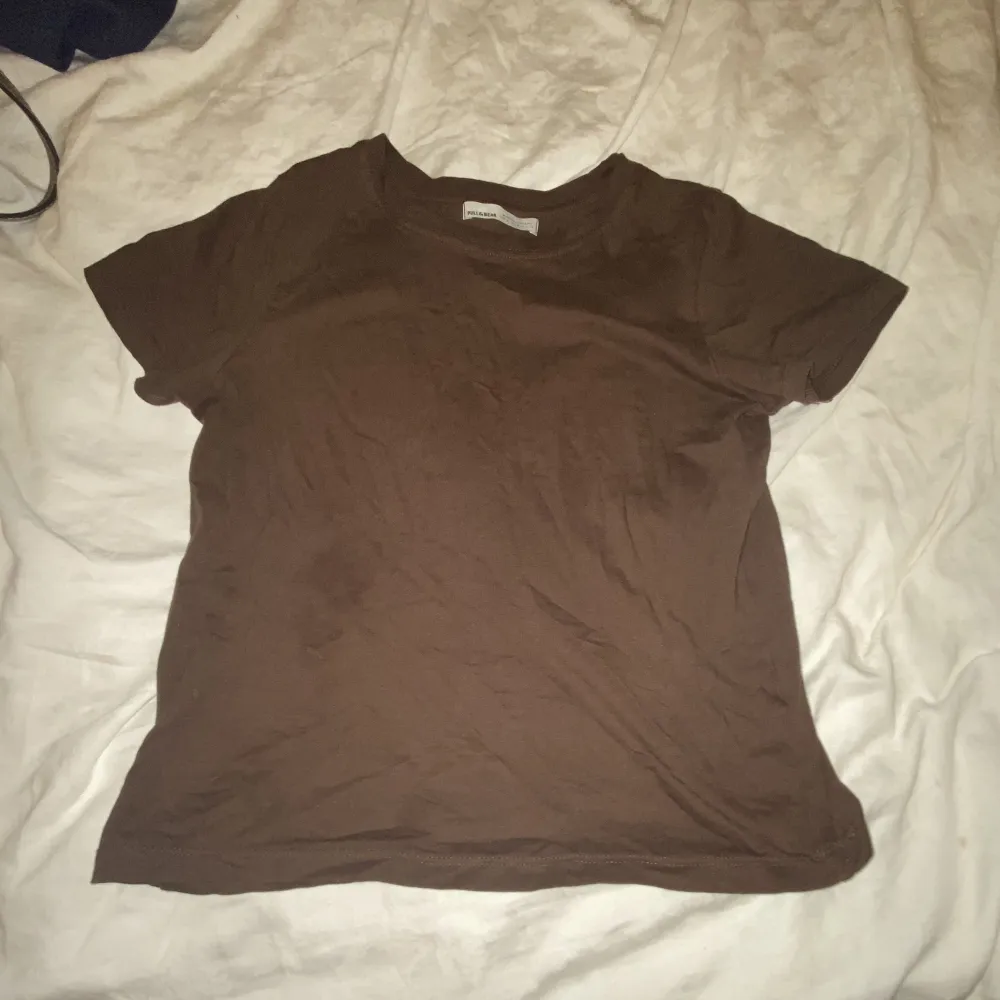 Liten brun t-shirt som sitter skitbra och lite tightare❤️ passar till alla tillfällen & kan stylas hur som helst. . Toppar.
