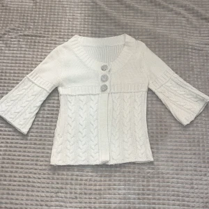 Trekvartsärm kofta  - Såå fin stickad trekvartsärm kofta!!😍😍