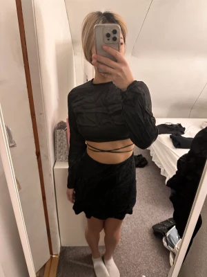 Kjol  - Säljer denna fina satin kjolen ifrån h&m aldrig använd har endast legat i garderoben. Storlek S men den är rätt strechig skulle säga passa Xs-M och den forma efter ens form. 