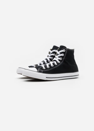 Converse - Jättefina converse, har använt det fåtal gånger men i fintskick. Det två sista är mina bilder💗 skriv för mer bilder :) *paketet ingår om man vill*