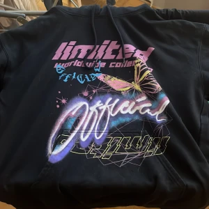 Hoodie  - Svart hoodie med tryck 