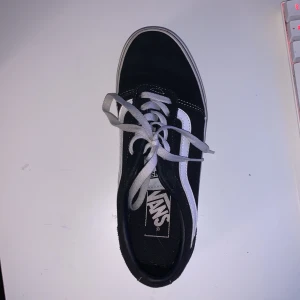 Vans skor - Säljer på grund av att de inte andvänds. St 38