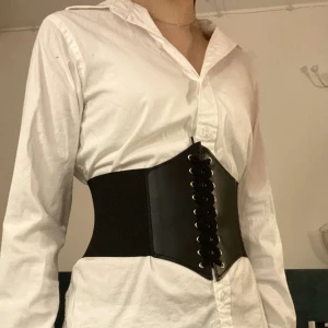 Korsett - Jätte fin oanvänd korsett från shein. Inga täcken på användning💕  Rensar ut detta plagg då den inte kommit till användning 🫶