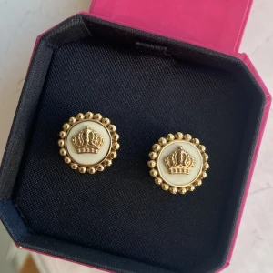 Örhängen - Ett par år gamla men nästan helt oanvända örhängen från juicy couture!