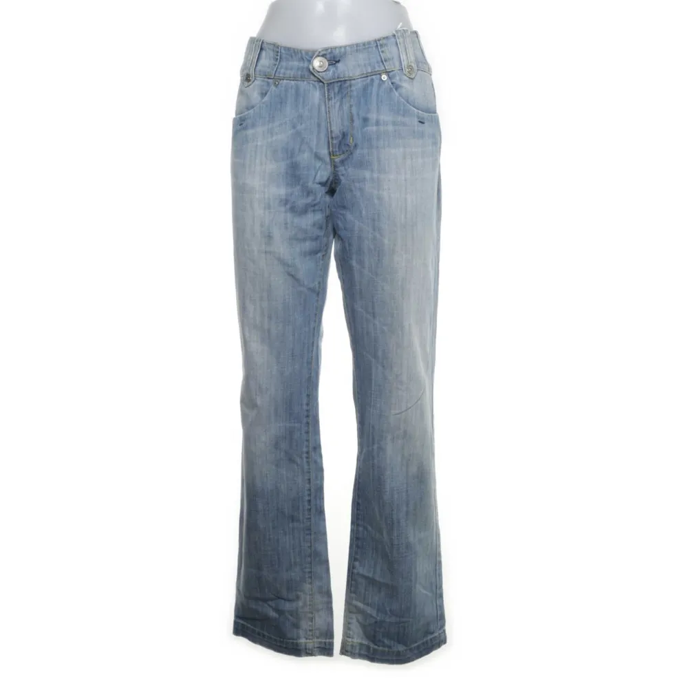 Ljusblå jeans från Take Two, storlek 31, coola sömmar och litet silvrigt broderi på bakfickorna, straight modell, långa ben!! skriv privat för mått<3. Jeans & Byxor.