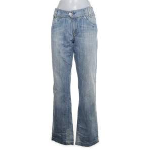 Ljusblå jeans från Take Two, storlek 31, coola sömmar och litet silvrigt broderi på bakfickorna, straight modell, långa ben!! skriv privat för mått<3