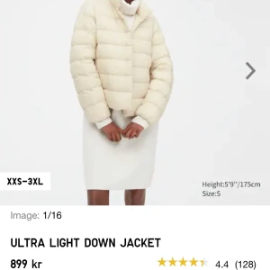 Jacka - Jacka från uniqlo. Köpt på sellpy så vet inte hur använd den är men skicket är bra. Finns inga defekter💞💞Hör av er för fler bilder. 