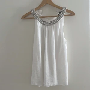 Festtopp - Säljer denna coola festtopp från okänt märke. Skriv privat vid intresse och fler bilder💕