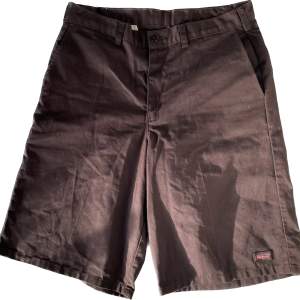 Work Dickies shorts från 2008. Det är Dickies Genuine vilket Dickies sido bollag som är ”mer” arbetskläder, ganska ovanligt i Sverige. Färgen är väldigt mörkbrun och det är vida i benen. Kolla gärna min profil och kan samman frakta! Priset kan diskuteras.