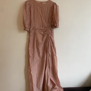 Klänning - Rutig ljusrosa klänning från Zara med puffärmar och veckat på ena sidan. Använd ett fåtal gånger 🧡