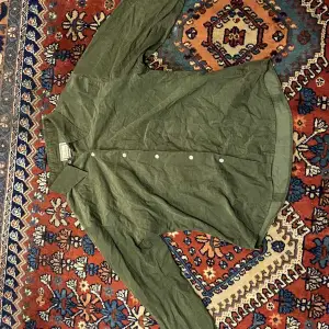 Grön Manchester burberry skjorta. Den är vintage och i bra skick. Jag har aldrig använt den. Kostar över 1000kr som ny. Köpare står för frakten, kan gå ner i pris vid snabbt köp 💕
