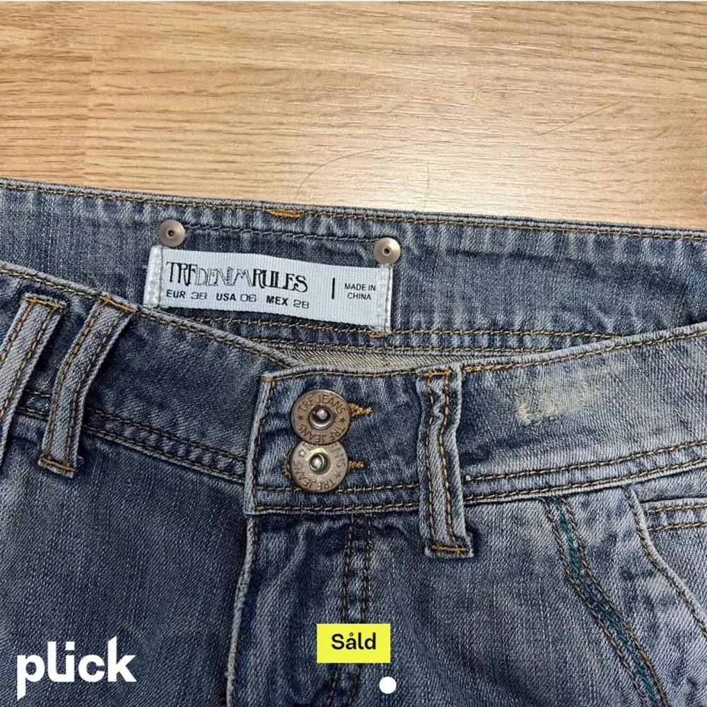 Säljer dessa jeans jag köpt på Plick då de var för långa (är 165) Bilderna är från tidigare säljare!💗 Köparen står för frakt📦 Skriv innan köp❗️. Jeans & Byxor.