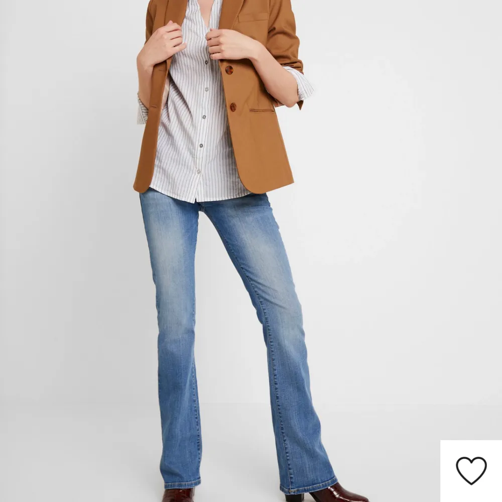säljer dessa super snygga jeansen som är helt slutsålda på hemsidan! Köpta för 829 kr. Säljer då jeansen är lite korta på mig som är 170 cm. De är helt nya. Jeans & Byxor.