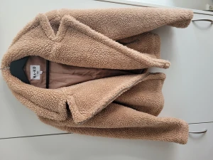 Teddy Jacket - Mysig jacka med fickor. Använd några gånger och är i fint skick.  