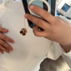 Super fin tröja  - Super fin vit tröja från Zara. Säljer den för 100 kr Storlek:152 men den passar Xs, S och medium.