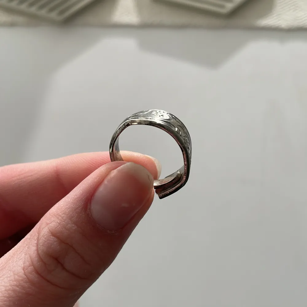 Ring i storlek xs, gjort av gamla bestick från seckonhandbutiker. Den går att justera så den blir mindre och större!  Var med och stöd ett uf företag🤍. Accessoarer.