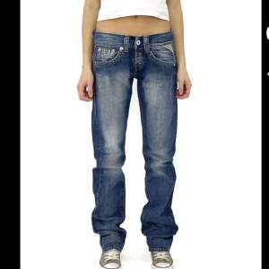 Säljer mina jeans köpta från Lova Widerbergs hemsida relow, alla mått står på en av bilderna. Älskar de men de passa tyvärr inte längre därav säljer jag de. Bud från 350kr + frakt 