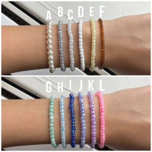 Fina pärlarmband ❤️ - Pärlarmband med omkrets på cirka 17 cm, men banden är stretchiga så de passar de flesta 💗 20 kr/st  15 kr/frakt (oavsett hur många armband du köper)  Skriv vilken/vilka färger du vill ha så återkommer vi så snabbt vi kan 😊