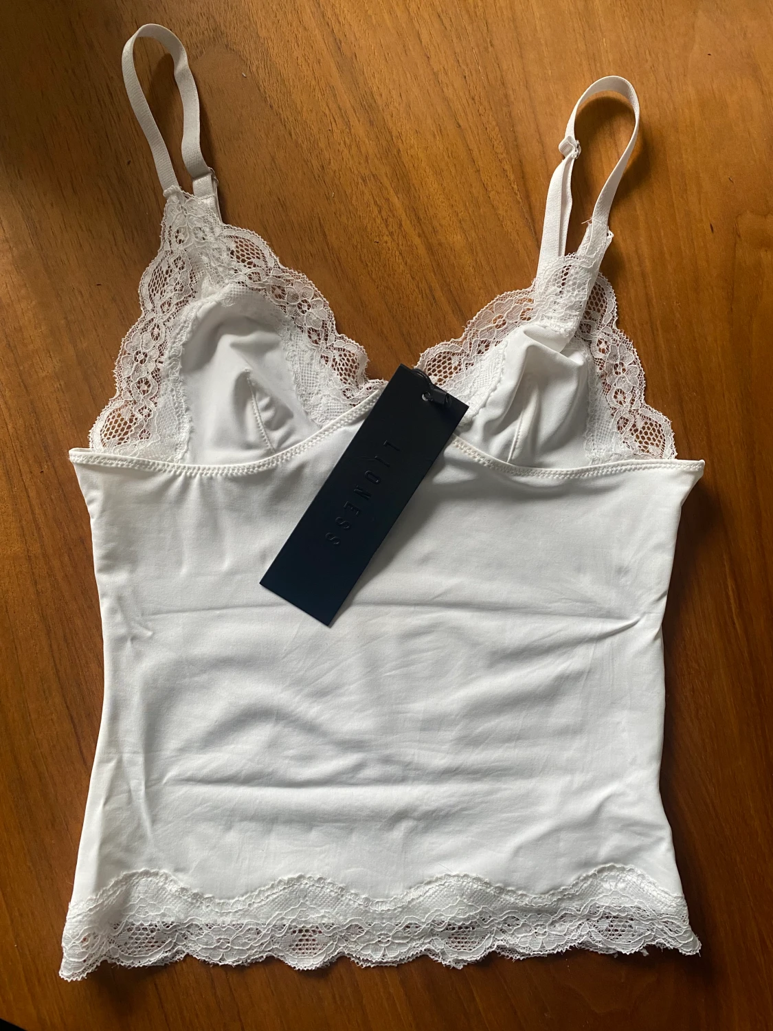 Lioness (vit) topp - 90