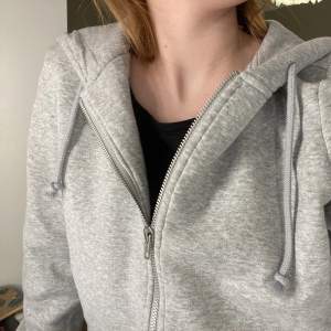 säljer nu min croppde zip hoddie från monki💓