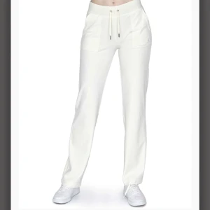 Juicy Couture set, vit - Säljer båda delarna i mitt juicy set, hoodien är i storlek S och byxorna M💕den är fläckfri och har lapparna kvar! Säljer pga ingen användning. Kan tänka mig gå ner i priset❤️