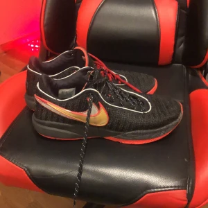 Lebron 20 basketskor - Säljer mina Lebron 20 för att dom är för små för mig dom är i extremt bra skick och är otroligt bra,nypris är runt 2500 men dom går ej att köpa på hemsidor längre,priset kan diskuteras vid snabbaffär
